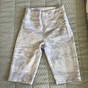 Lululemon incognito camp jacquard alpine white starlight biker shorts 8”